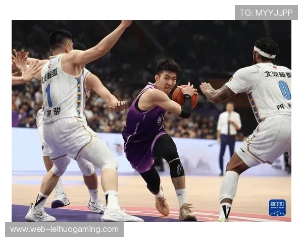 全明星技巧赛冠军诞生时刻,年轻球员庆祝胜利 全明星技巧赛冠军诞生时刻,年轻球员庆祝胜利